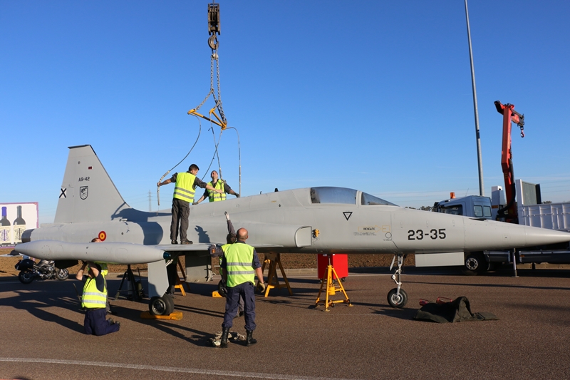 Imágenes del traslado del avión F5 a una rotonda de Badajoz