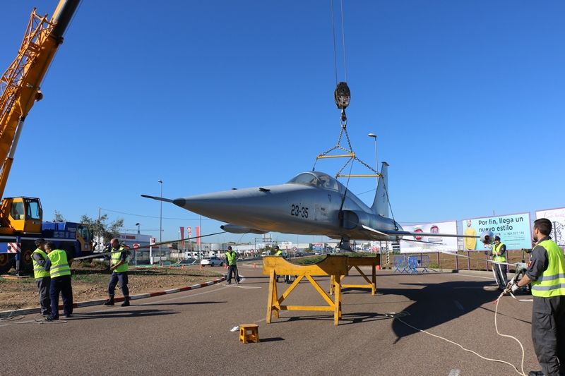 Imágenes del traslado del avión F5 a una rotonda de Badajoz