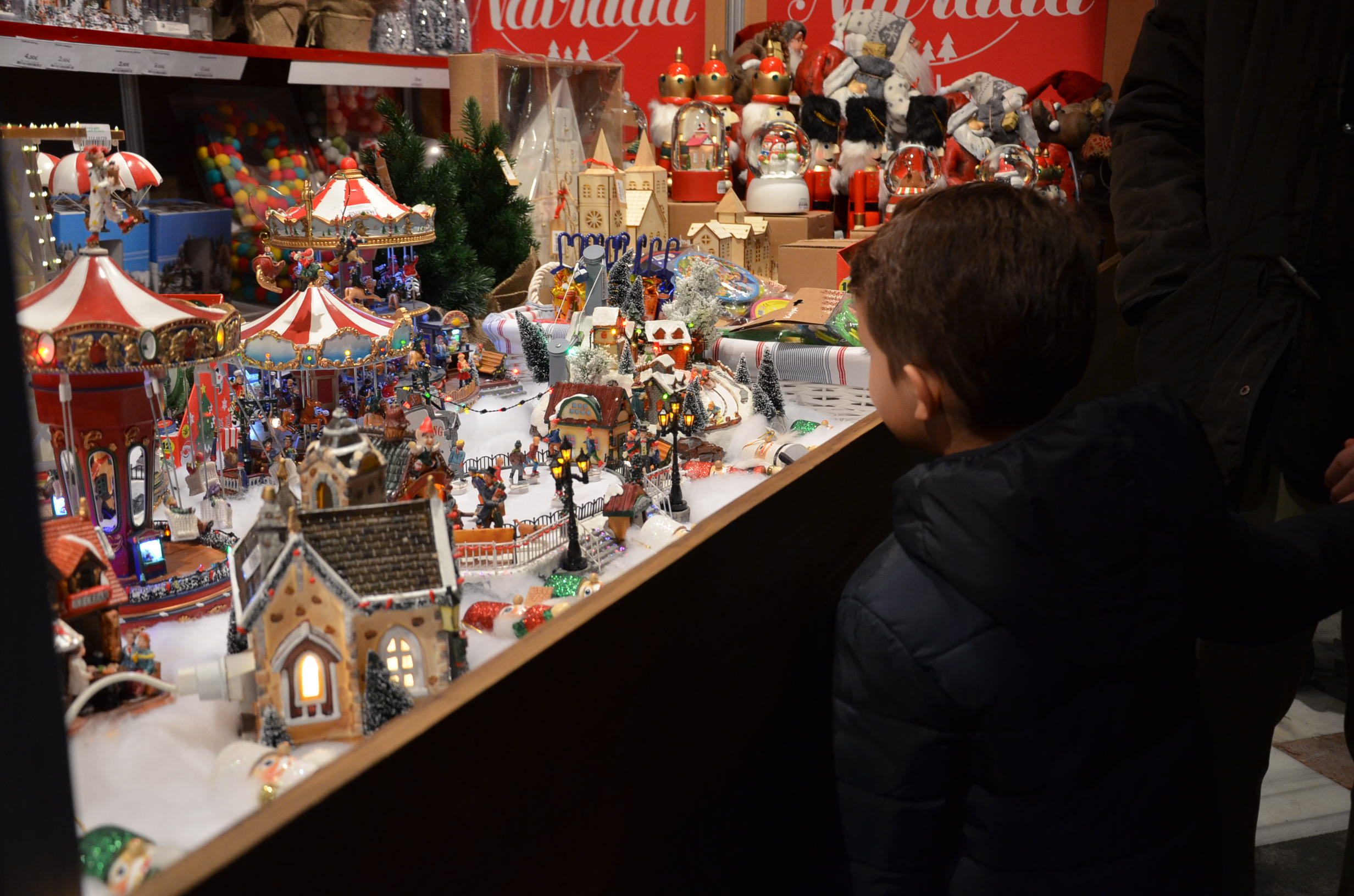 Imágenes de la inauguración del alumbrado y el mercado navideño
