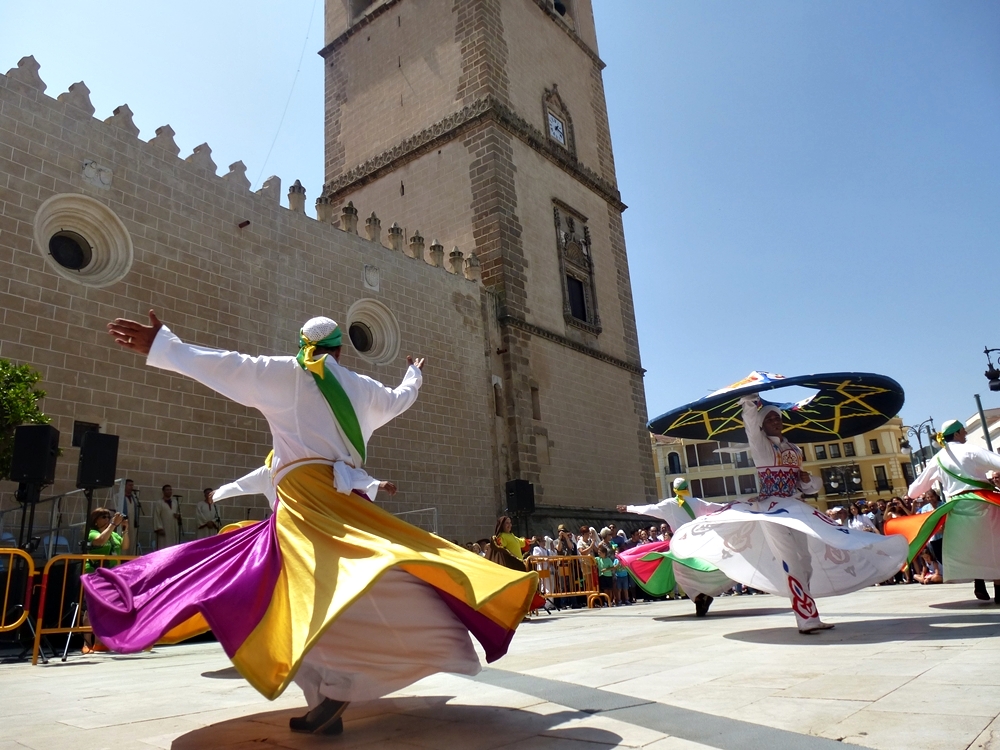 Imágenes del Festival Folklórico de Extremadura en la Plaza de España de Badajoz