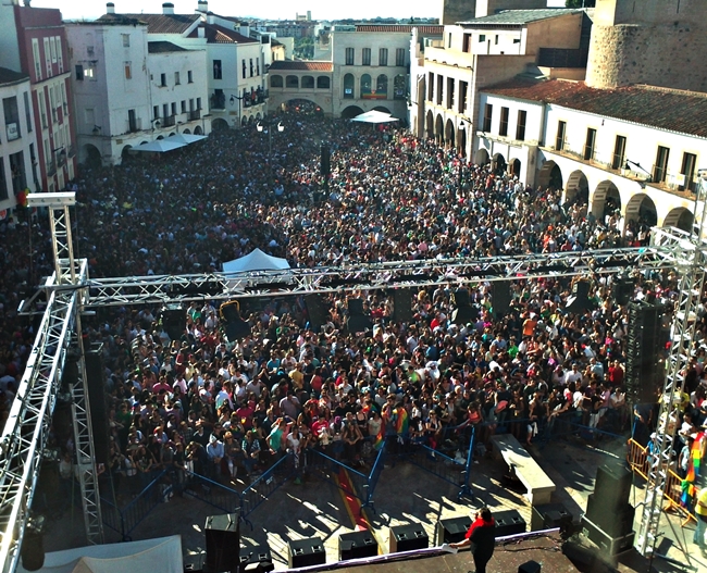 Cerca de 10.000 personas abarrotan la Plaza Alta de Badajoz