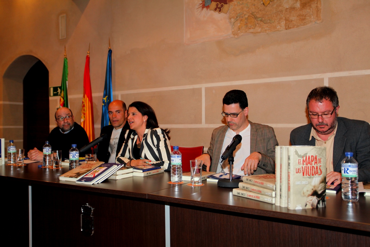 Presentan los libros ganadores de novela y poesía