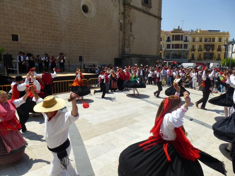 Imágenes del Festival Folklórico de Extremadura en la Plaza de España de Badajoz