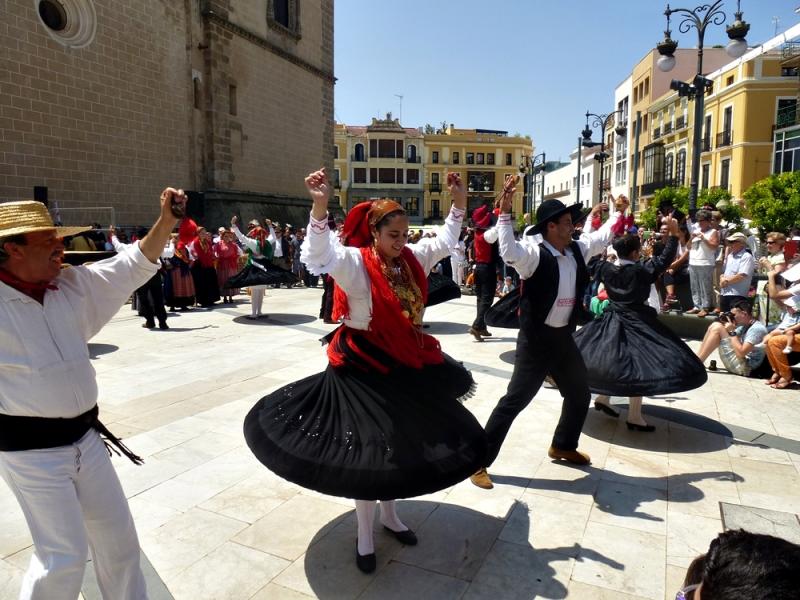 Imágenes del Festival Folklórico de Extremadura en la Plaza de España de Badajoz