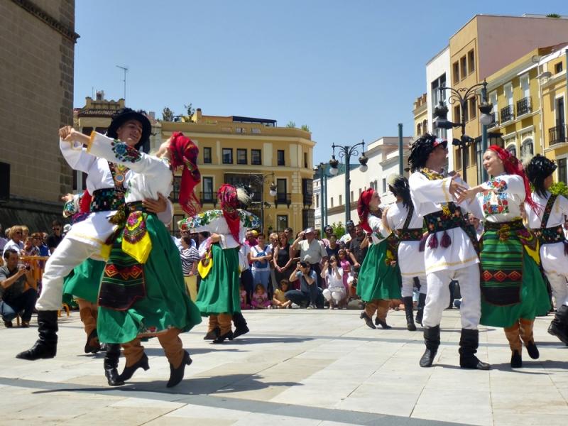 Imágenes del Festival Folklórico de Extremadura en la Plaza de España de Badajoz