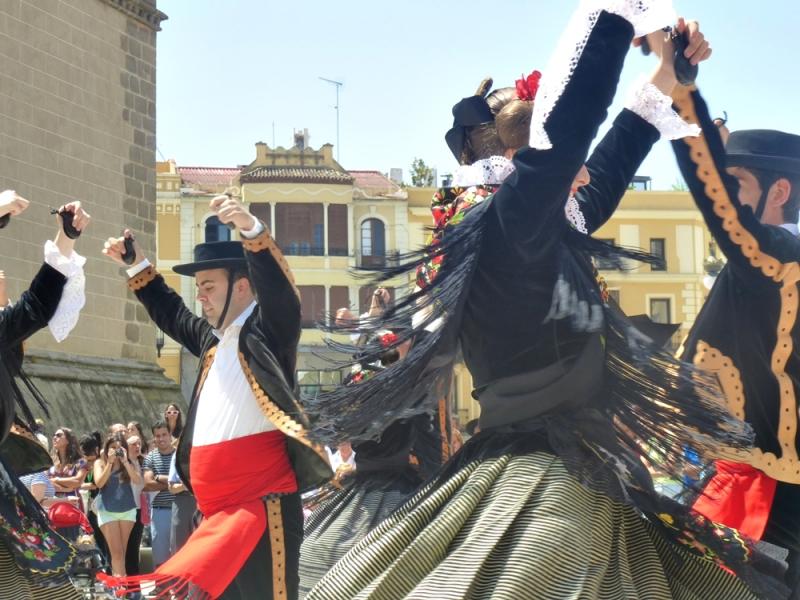 Imágenes del Festival Folklórico de Extremadura en la Plaza de España de Badajoz