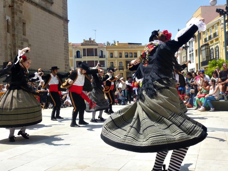 Imágenes del Festival Folklórico de Extremadura en la Plaza de España de Badajoz