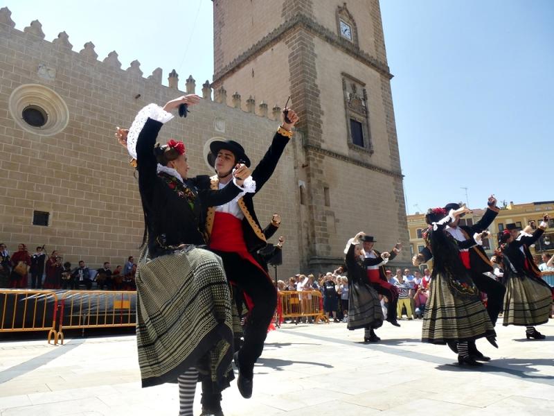 Imágenes del Festival Folklórico de Extremadura en la Plaza de España de Badajoz