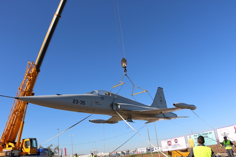 Imágenes del traslado del avión F5 a una rotonda de Badajoz