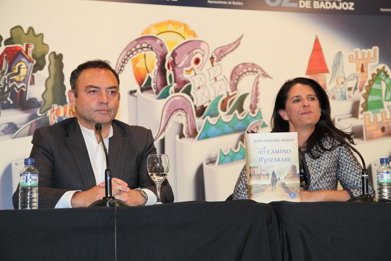 Carmen Posadas y Sánchez Adalid, firman en Badajoz sus últimos libros