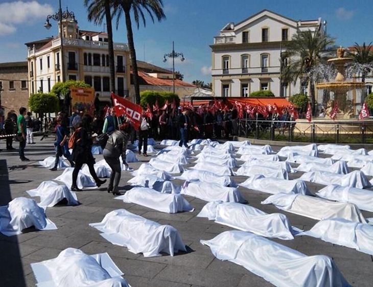 Funeral simbólico para recordar las 75 muertes en el trabajo esta legislatura