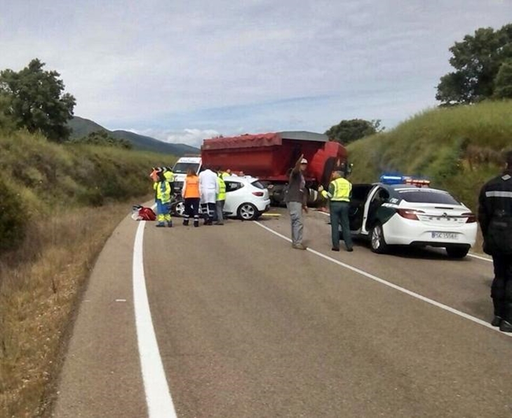Dos fallecidos en el choque de un turismo y un camión en la provincia de Cáceres