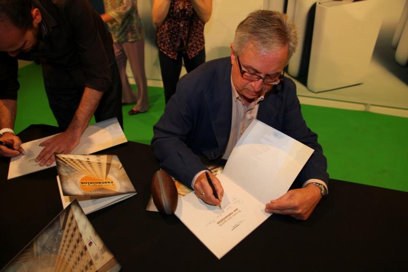 Firma de libros de la finalista del Premio Planeta 2012, Mara Torres