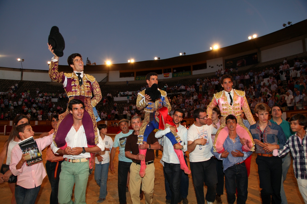 Los tres novilleros salen a hombros en Badajoz