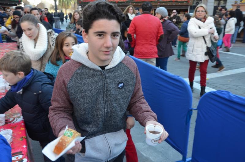 Miles de pacenses se toman el roscón de reyes en Badajoz