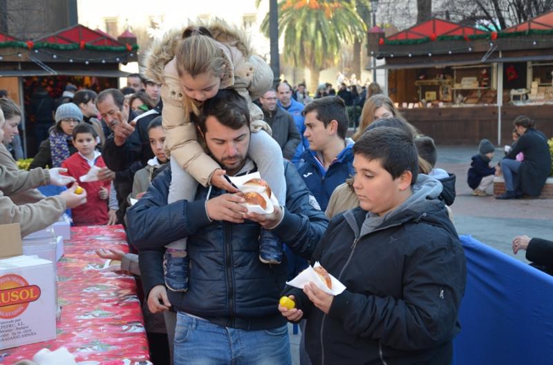 Miles de pacenses se toman el roscón de reyes en Badajoz