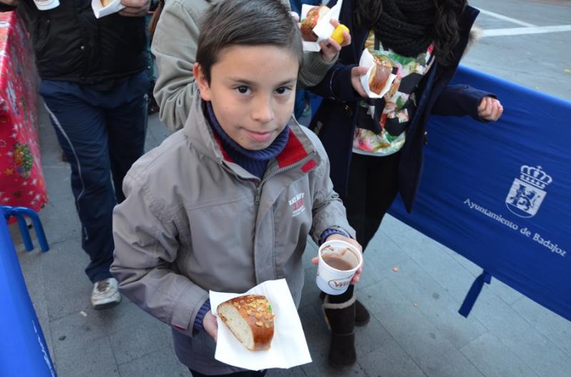 Miles de pacenses se toman el roscón de reyes en Badajoz