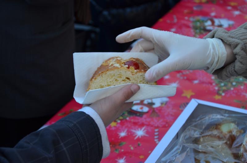 Miles de pacenses se toman el roscón de reyes en Badajoz