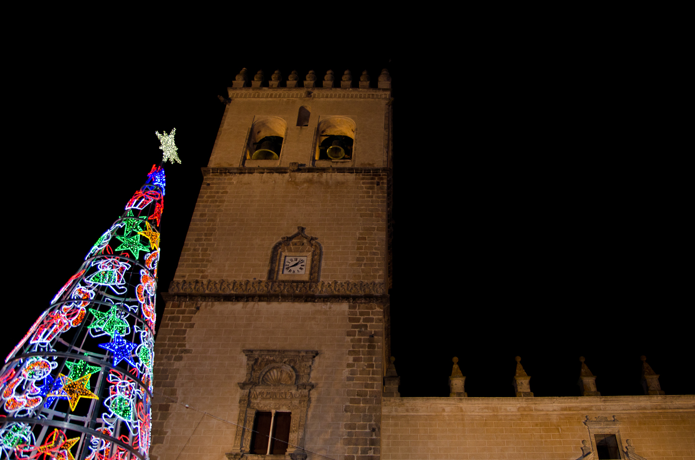 La iluminación y el mercado navideño dan la bienvenida a la Navidad en Badajoz