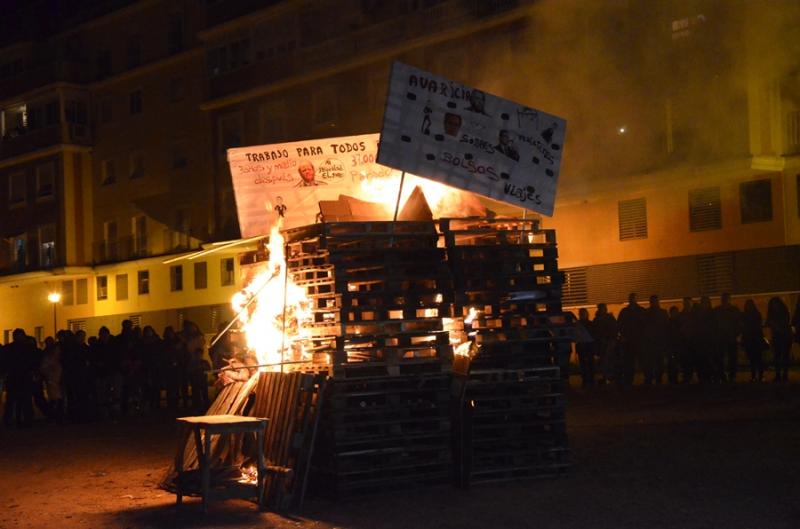 La margen derecha celebra Las Candelas y la Tamborada reclamando empleo digno