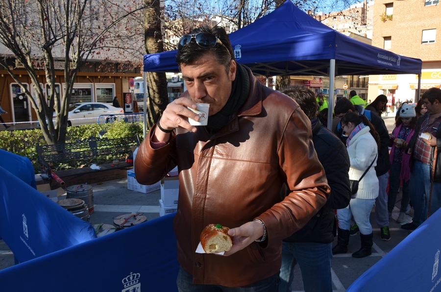 Miles de pacenses se toman el roscón de reyes en Badajoz