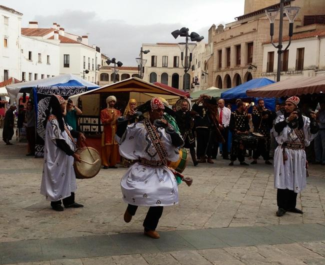 Exhibiciones de teatro, danza y percusión en la inauguración de Almossassa