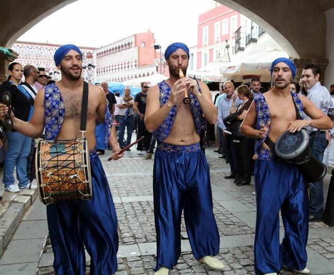  Badajoz celebra sus orígenes bajo la lluvia