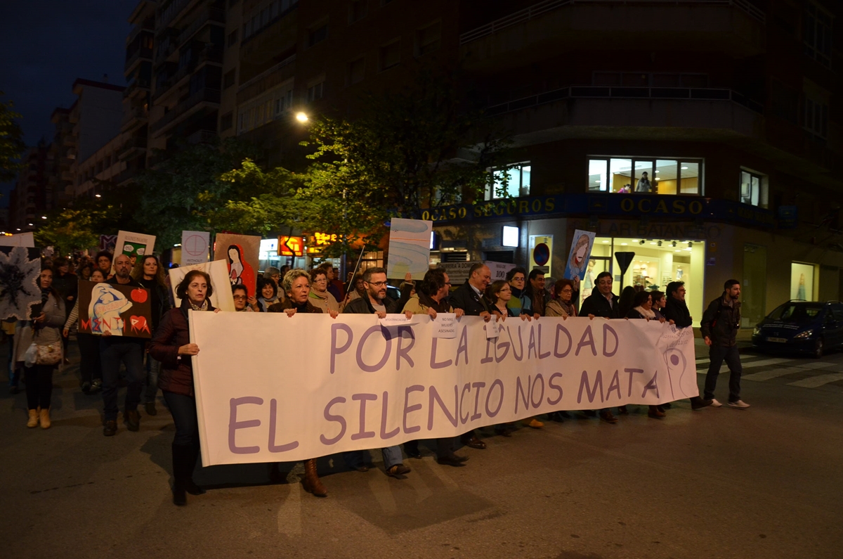 Imágenes de la manifestación contra la violencia de género en Badajoz