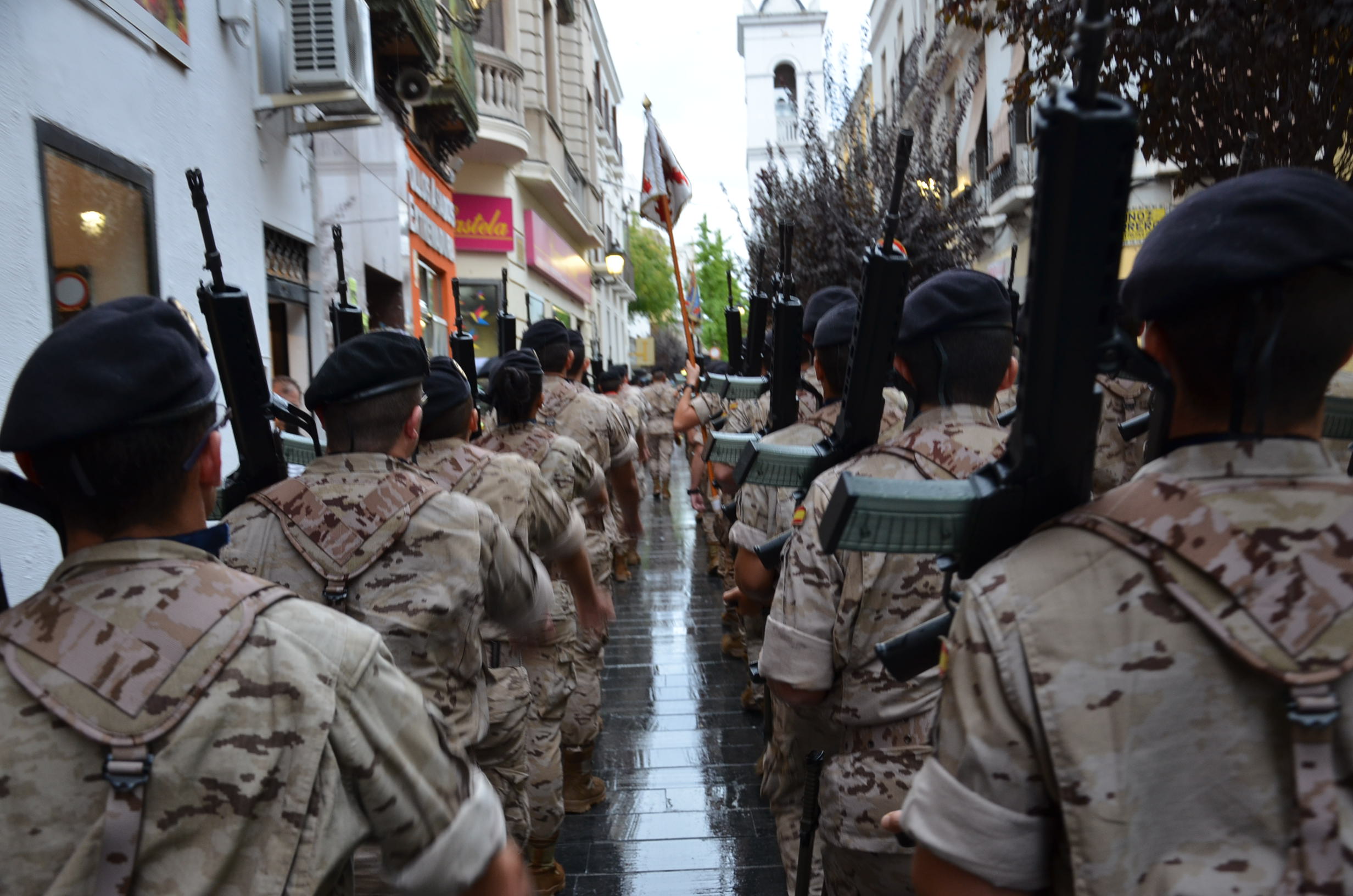 La lluvia respeta el toque de retreta militar