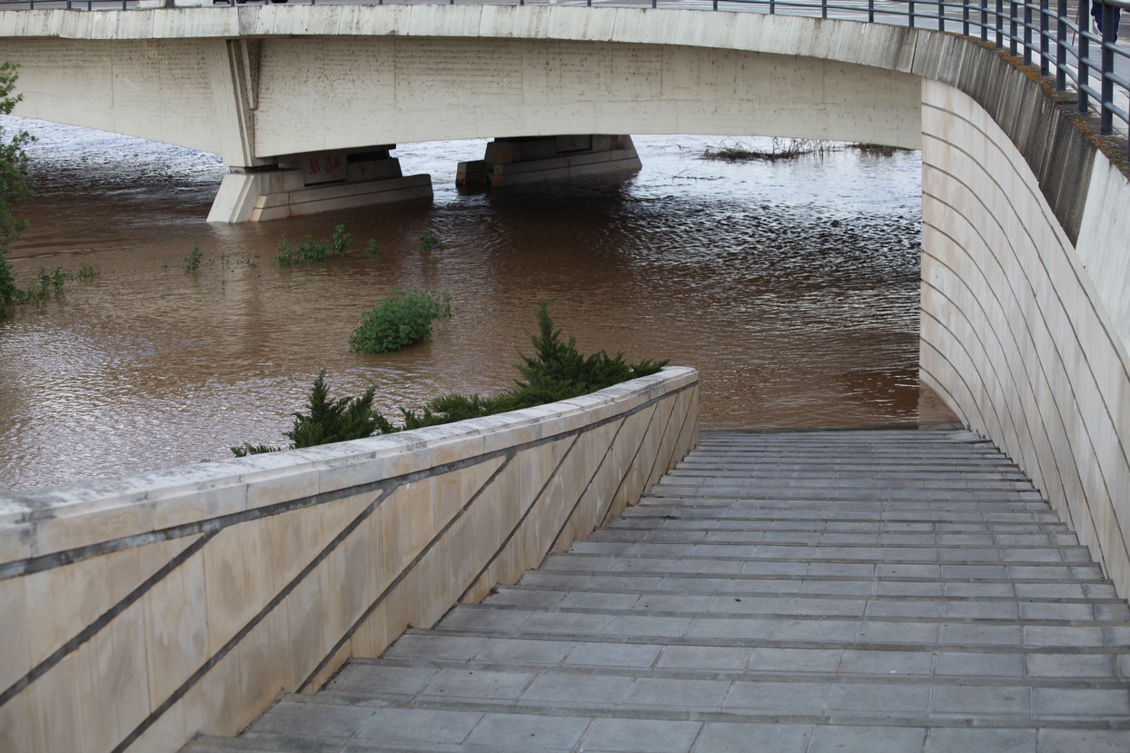 El caudal del Guadiana en Badajoz alcanza al Paseo Fluvial