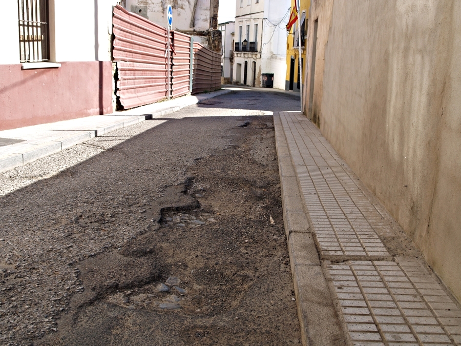 Vecinos del Casco Antiguo recogen firmas para que pavimenten varias calles