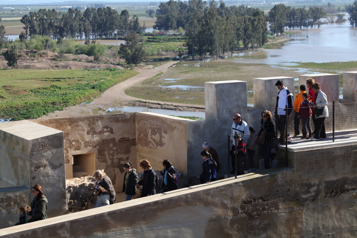 Mayores y niños buscan el tesoro perdido en la Alcazaba