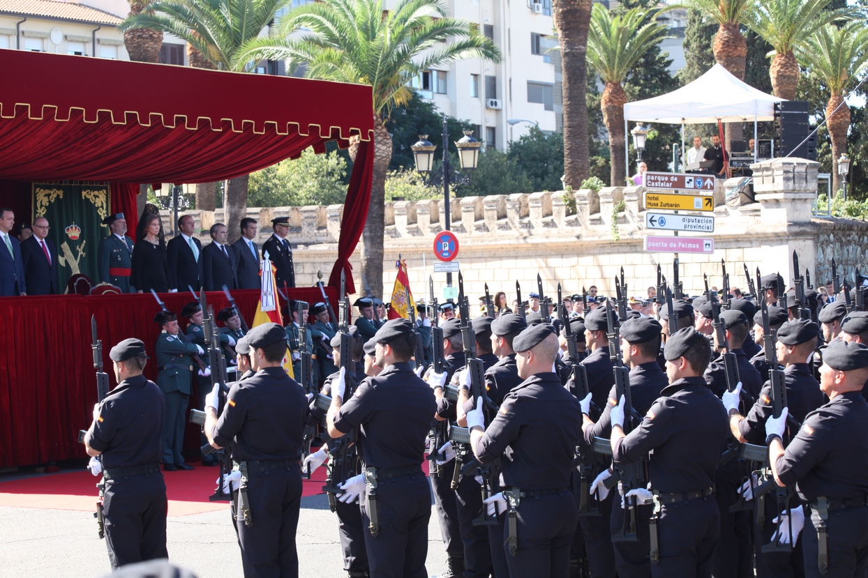 Imágenes del desfile en Badajoz con motivo del Día de la Guardia Civil