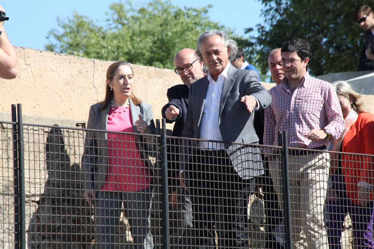 La Ministra, Ana Pastor, visita la Alcazaba de Badajoz