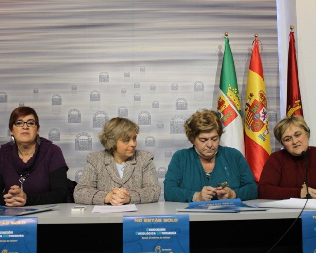 Mercadillo solidario navideño en la emeritense Plaza de España