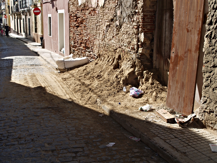 Vecinos del Casco Antiguo recogen firmas para que pavimenten varias calles