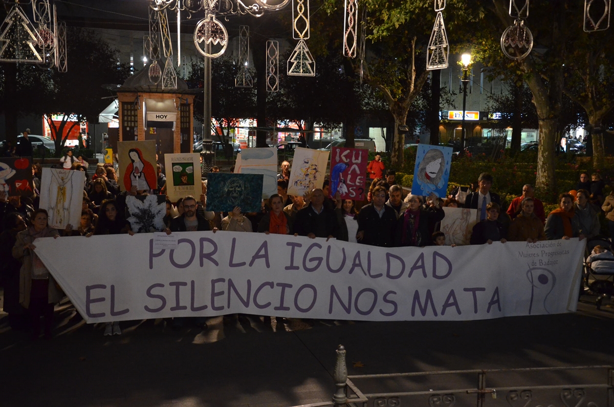 Imágenes de la manifestación contra la violencia de género en Badajoz