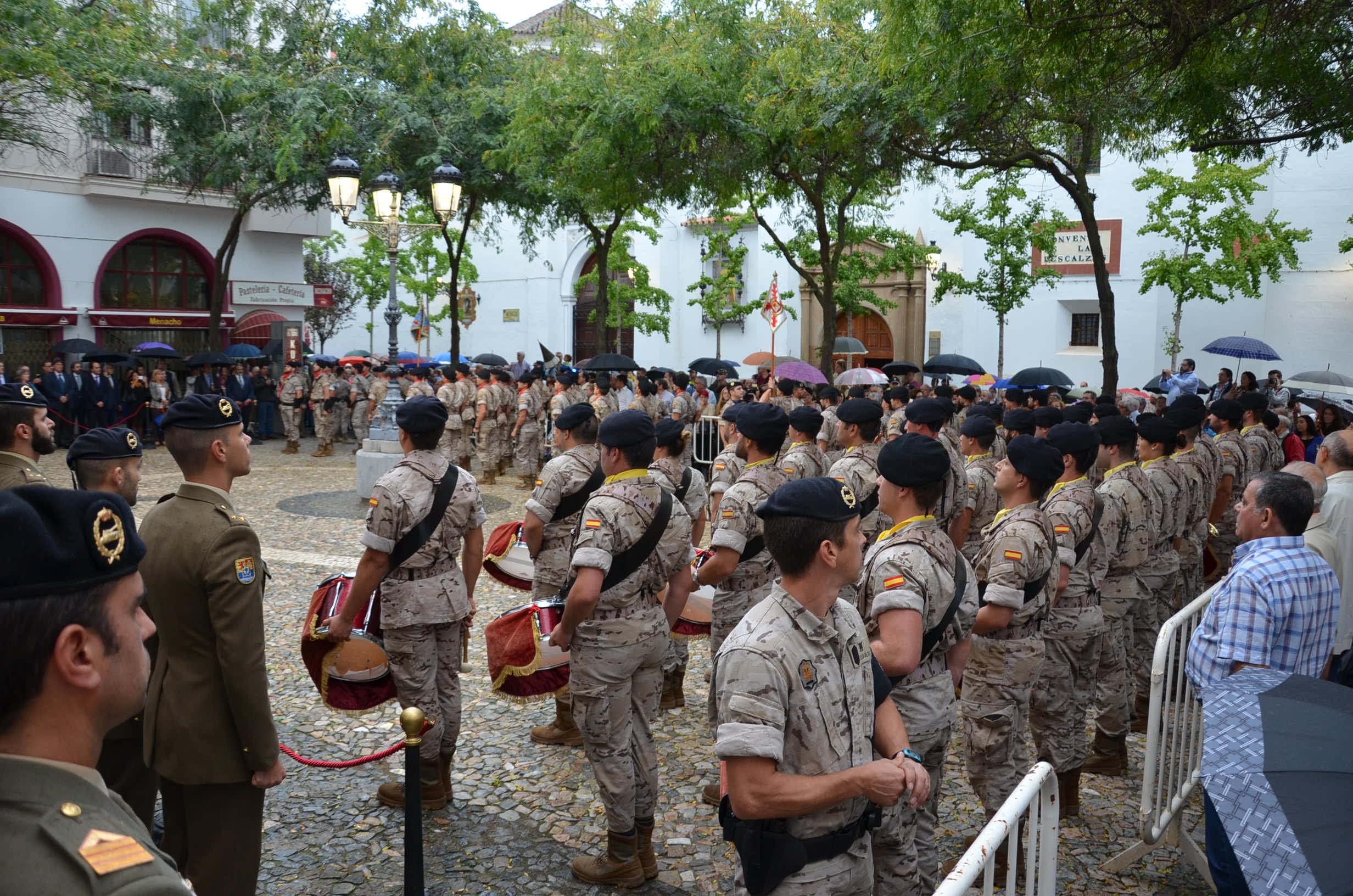 La lluvia respeta el toque de retreta militar