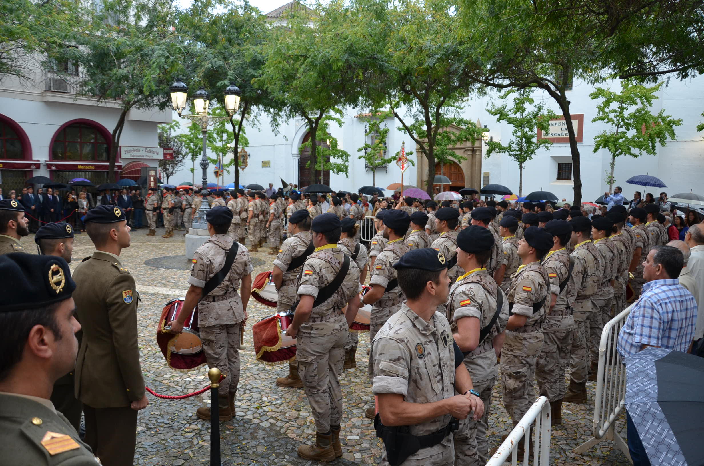 La lluvia respeta el toque de retreta militar