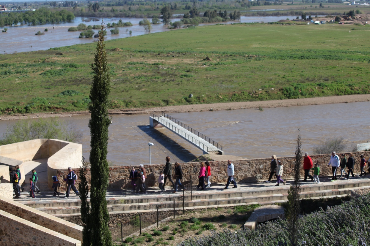 Mayores y niños buscan el tesoro perdido en la Alcazaba