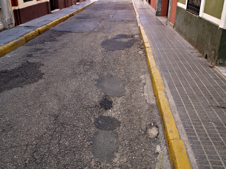 Vecinos del Casco Antiguo recogen firmas para que pavimenten varias calles