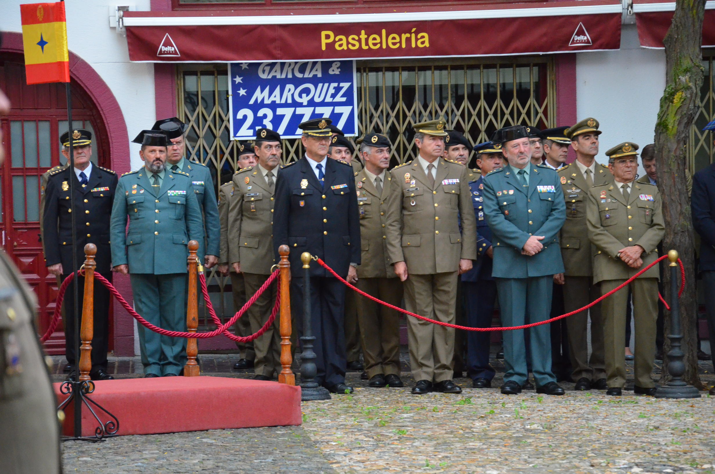 La lluvia respeta el toque de retreta militar