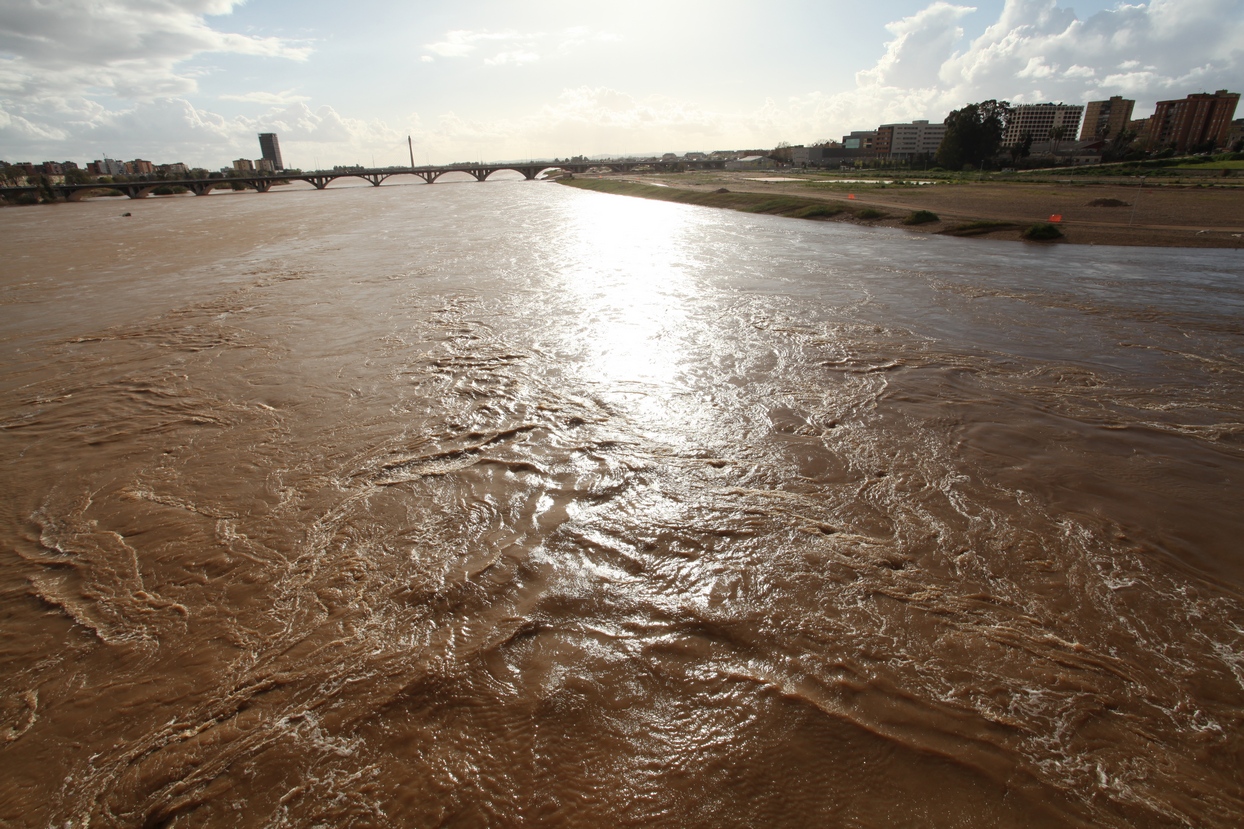 El caudal del Guadiana en Badajoz alcanza al Paseo Fluvial