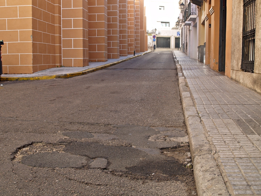 Vecinos del Casco Antiguo recogen firmas para que pavimenten varias calles