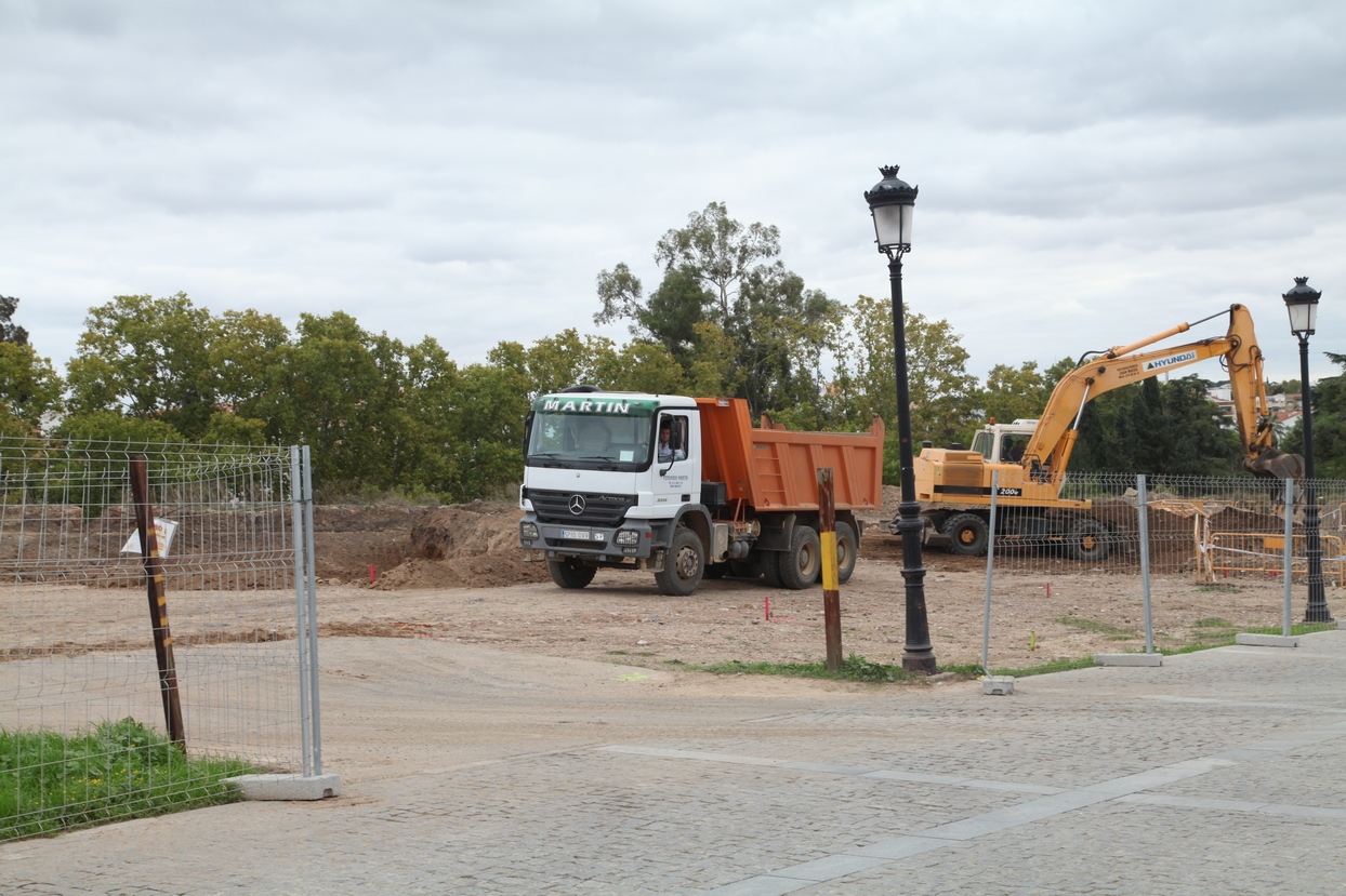 Comienzan los movimientos de tierra para el nuevo parking de El Campillo