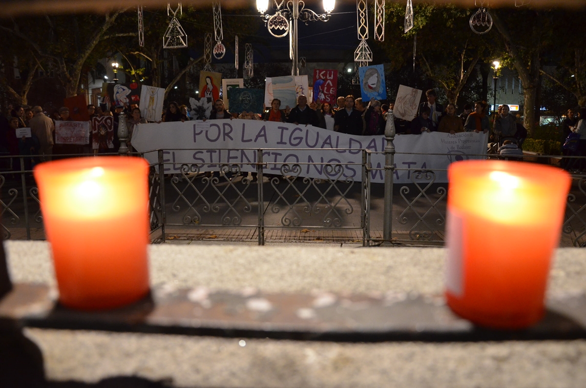 Imágenes de la manifestación contra la violencia de género en Badajoz