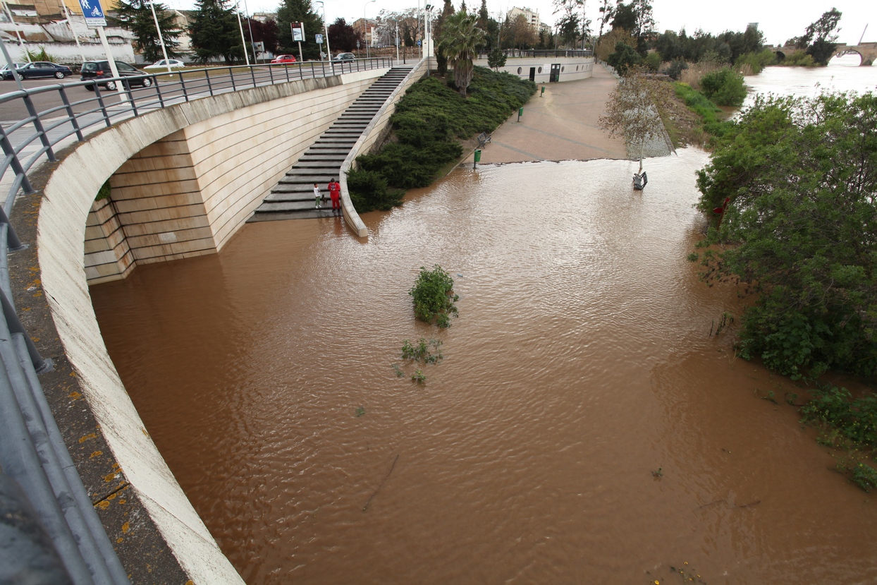 El caudal del Guadiana en Badajoz alcanza al Paseo Fluvial