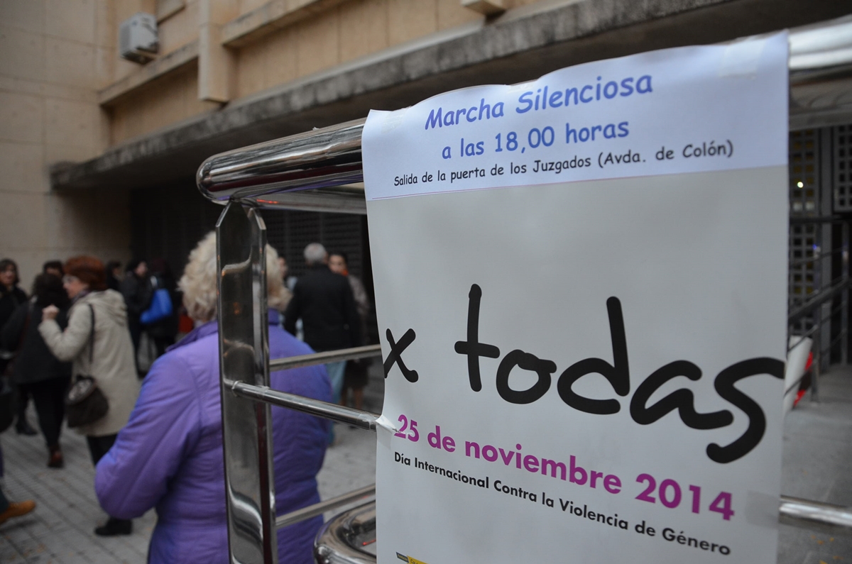 Imágenes de la manifestación contra la violencia de género en Badajoz