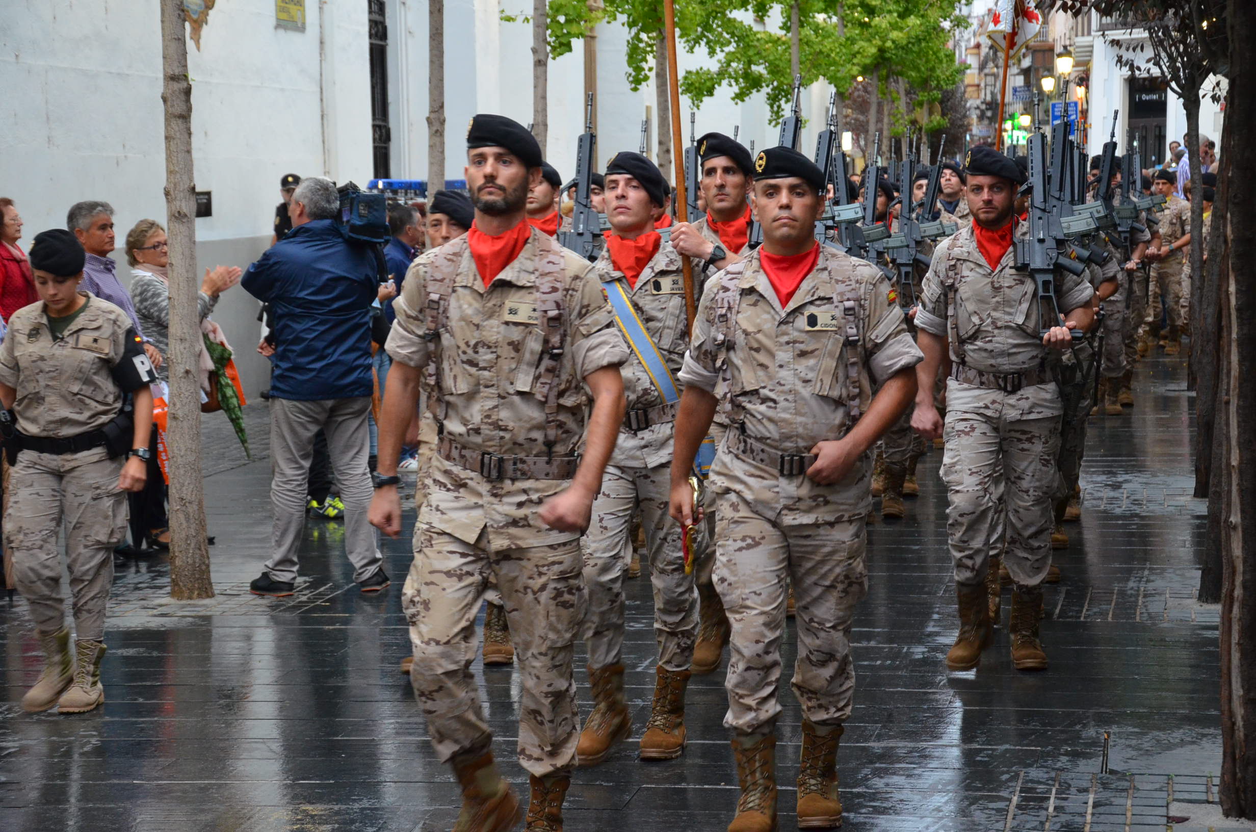 La lluvia respeta el toque de retreta militar