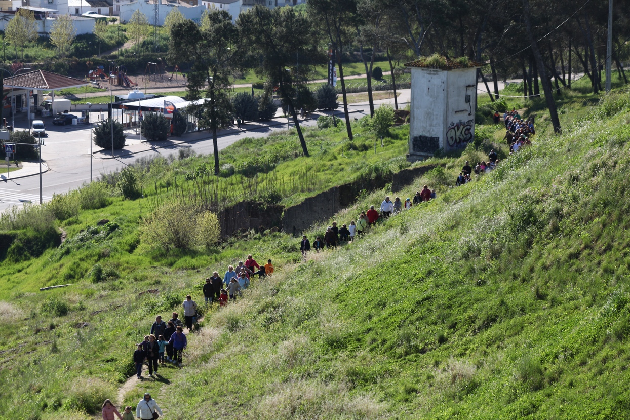 Mayores y niños buscan el tesoro perdido en la Alcazaba